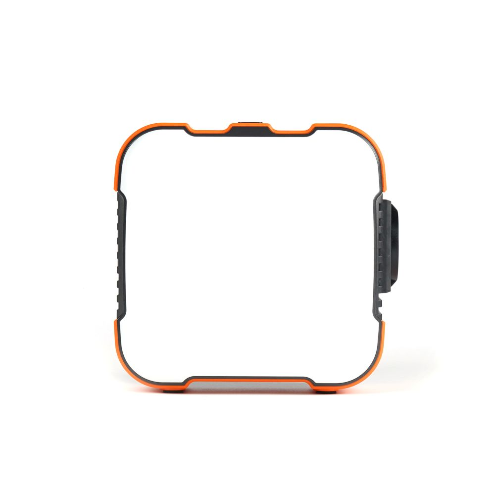 Dispositivo cuadrado naranja y negro con panel frontal blanco brillante sobre fondo blanco.