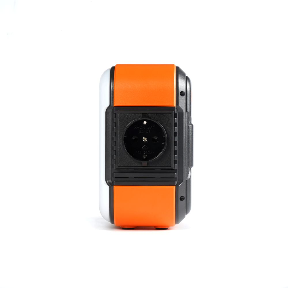 Dispositivo eléctrico naranja y negro con un enchufe europeo, sobre un fondo blanco.