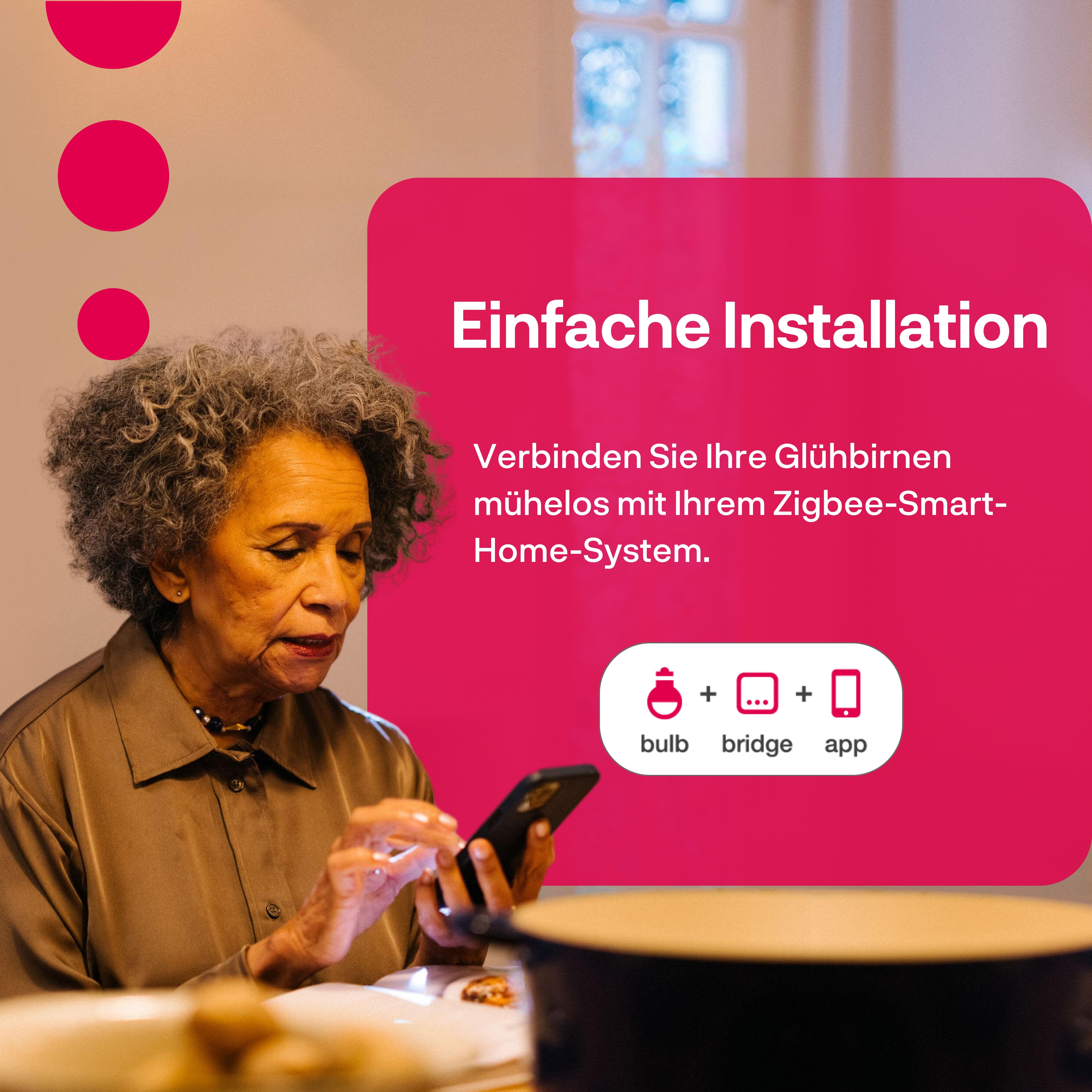 Eine ältere Frau nutzt ein Smartphone neben deutschem Text zur einfachen Smart-Home-Installation.