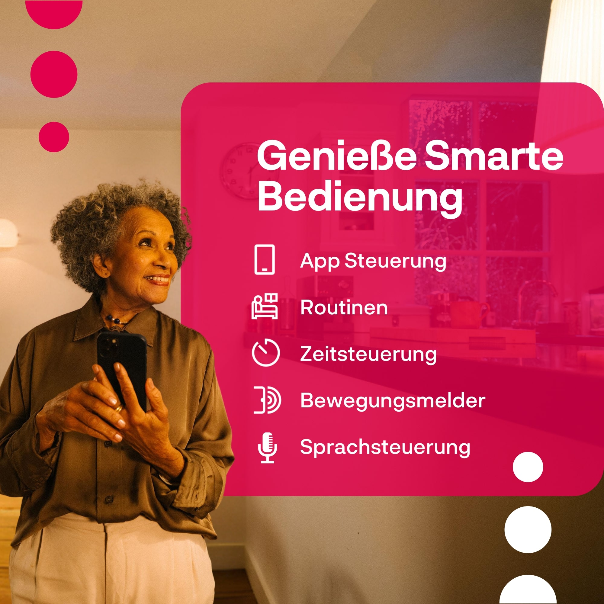 Ältere Frau mit Smartphone in der Hand blickt lächelnd auf eine rote Infografik mit Text und Symbolen.