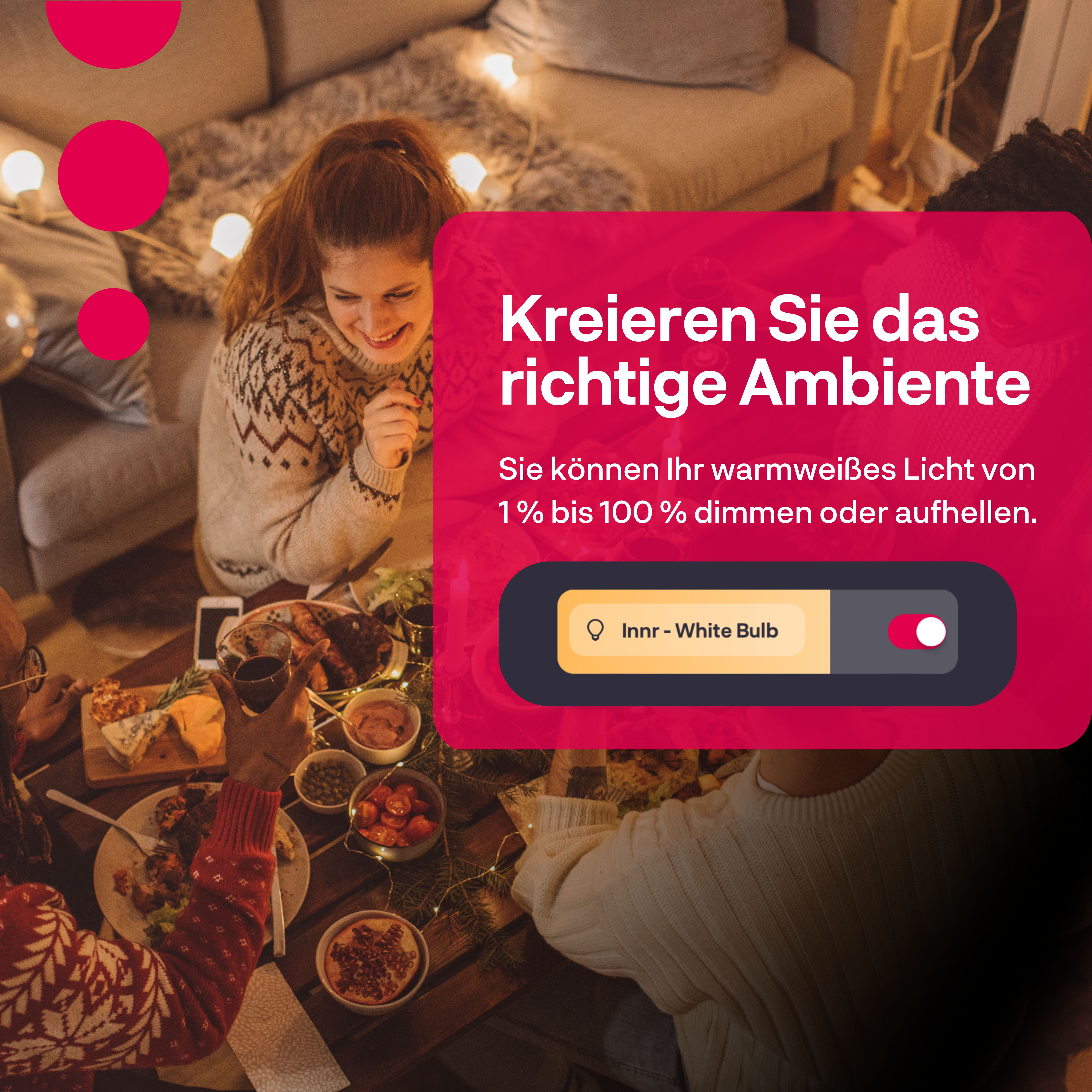 Des amis se réunissent autour d'un repas chaleureux avec des lumières et une bannière publicitaire.