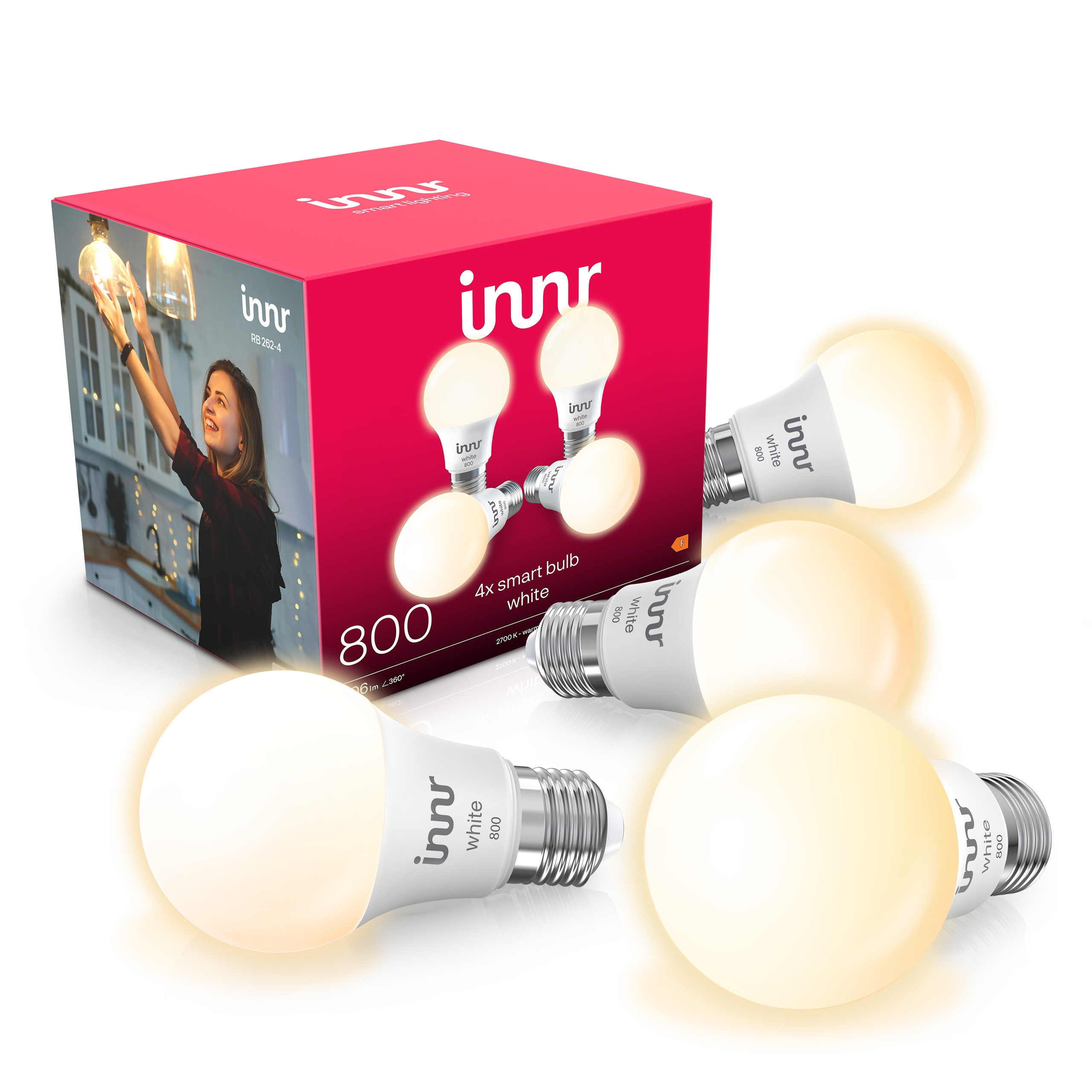 Vier smarte Innr LED-Weißlichtlampen vor einer hellrosa und roten Produktverpackung.