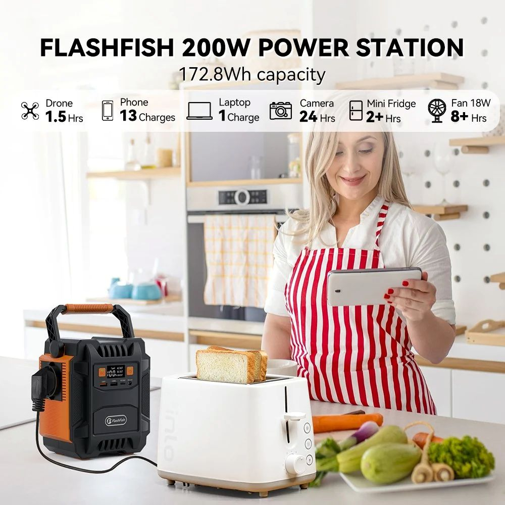 Una mujer en una cocina graba una tostadora conectada a una estación de energía portátil Flashfish.