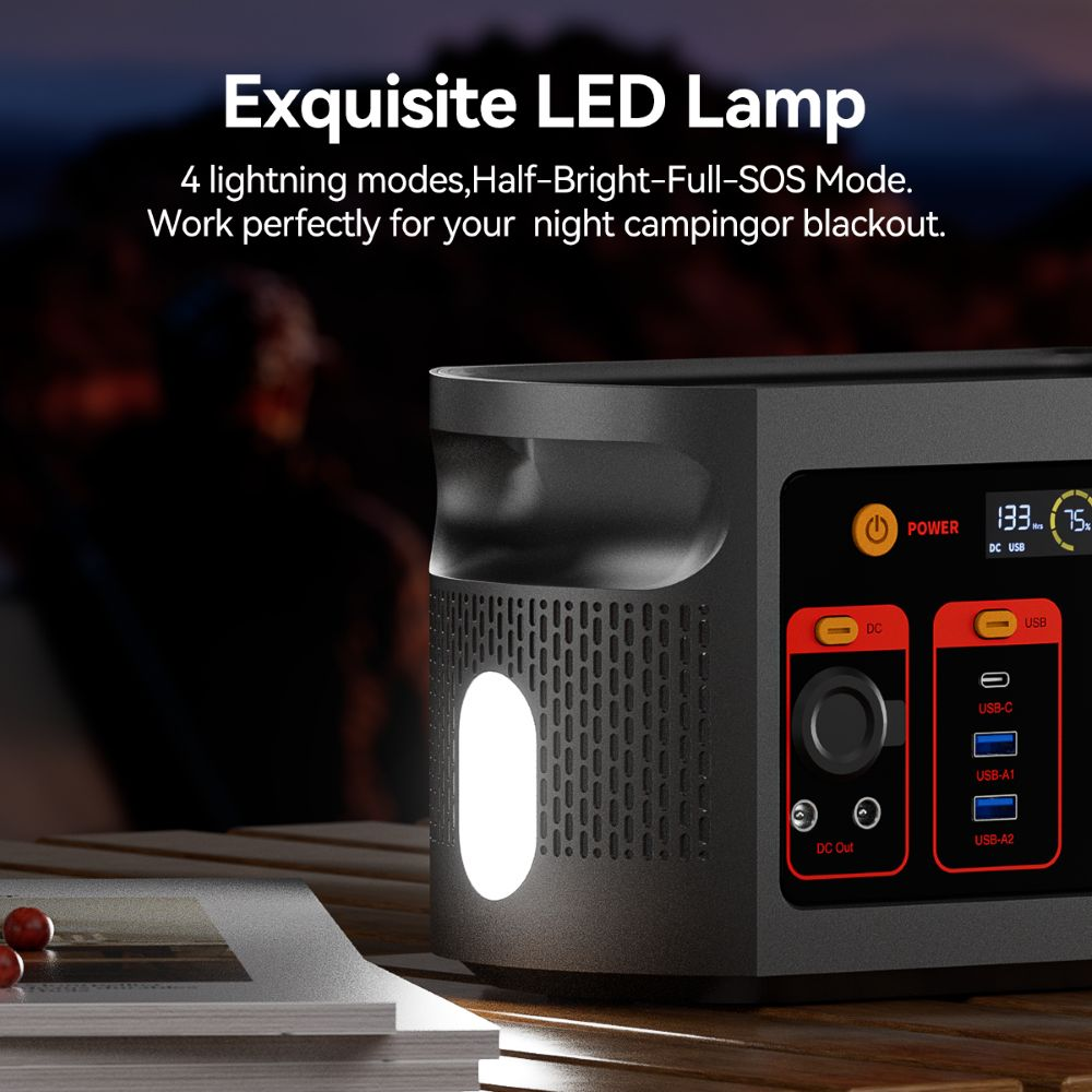 Una central eléctrica portátil negra con luz LED y pantalla digital sobre una mesa de madera.