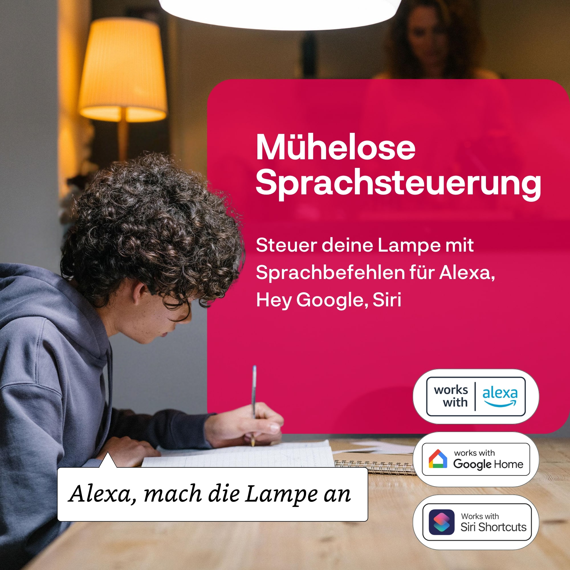 Ein Junge schreibt am Tisch, mit Texten zu müheloser Sprachsteuerung per Alexa, Google Home und Siri.
