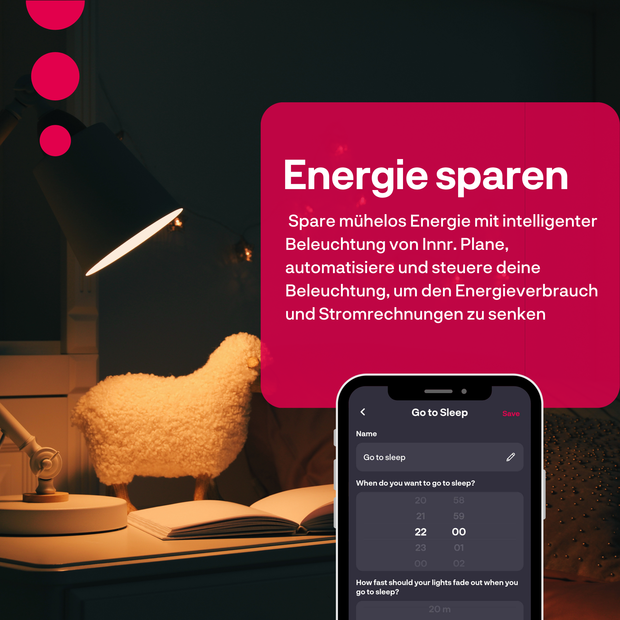 Comodino con lampada, luce notturna a pecora, libro aperto e smartphone con menu app, sovrapposto a testo di risparmio energetico.