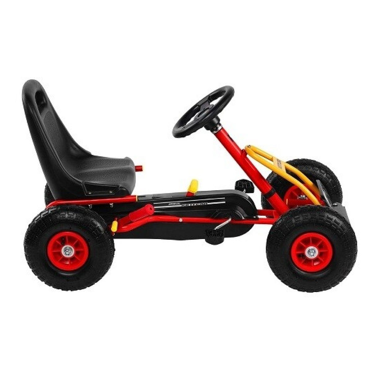 Ein rot-schwarzes Kinder-Gokart mit großen profilierten Reifen und einem bequemen schwarzen Sitz auf weißem Hintergrund.