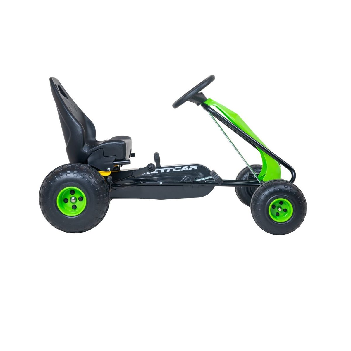 Ein schwarzes Go-Kart mit grünen Akzenten, Sitz und vier grobstolligen Rädern auf weißem Hintergrund.
