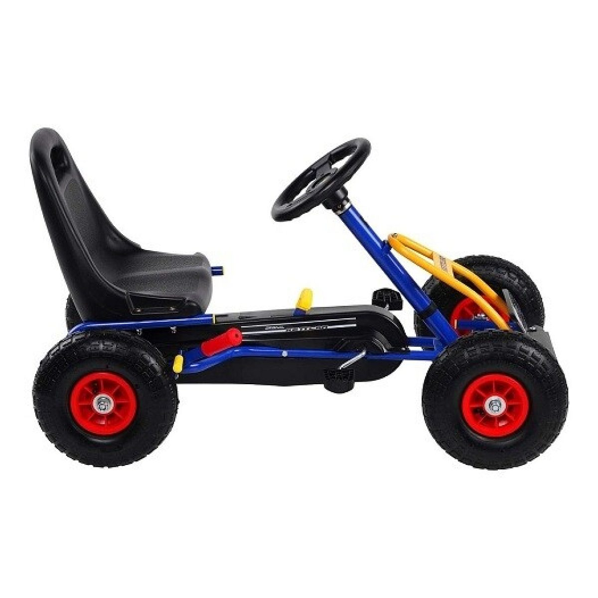 Ein blaues Go-Kart mit schwarzem Sitz, gelben Akzenten, Lenkrad und vier rot beränderten Reifen auf weißem Hintergrund.