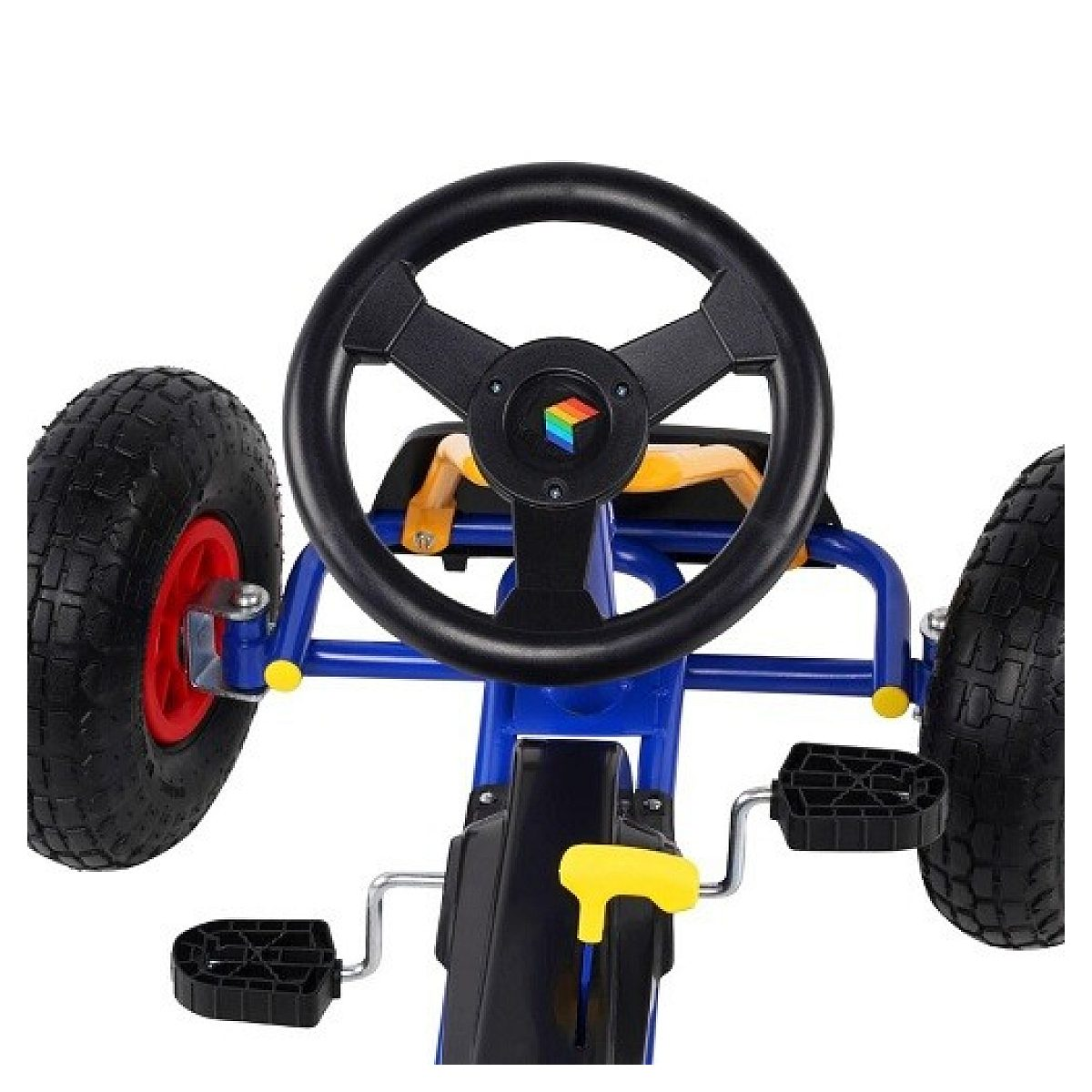 Vorderansicht eines blauen Go-Karts mit schwarzem Lenkrad, großen Reifen und Fußpedalen auf weißem Hintergrund.