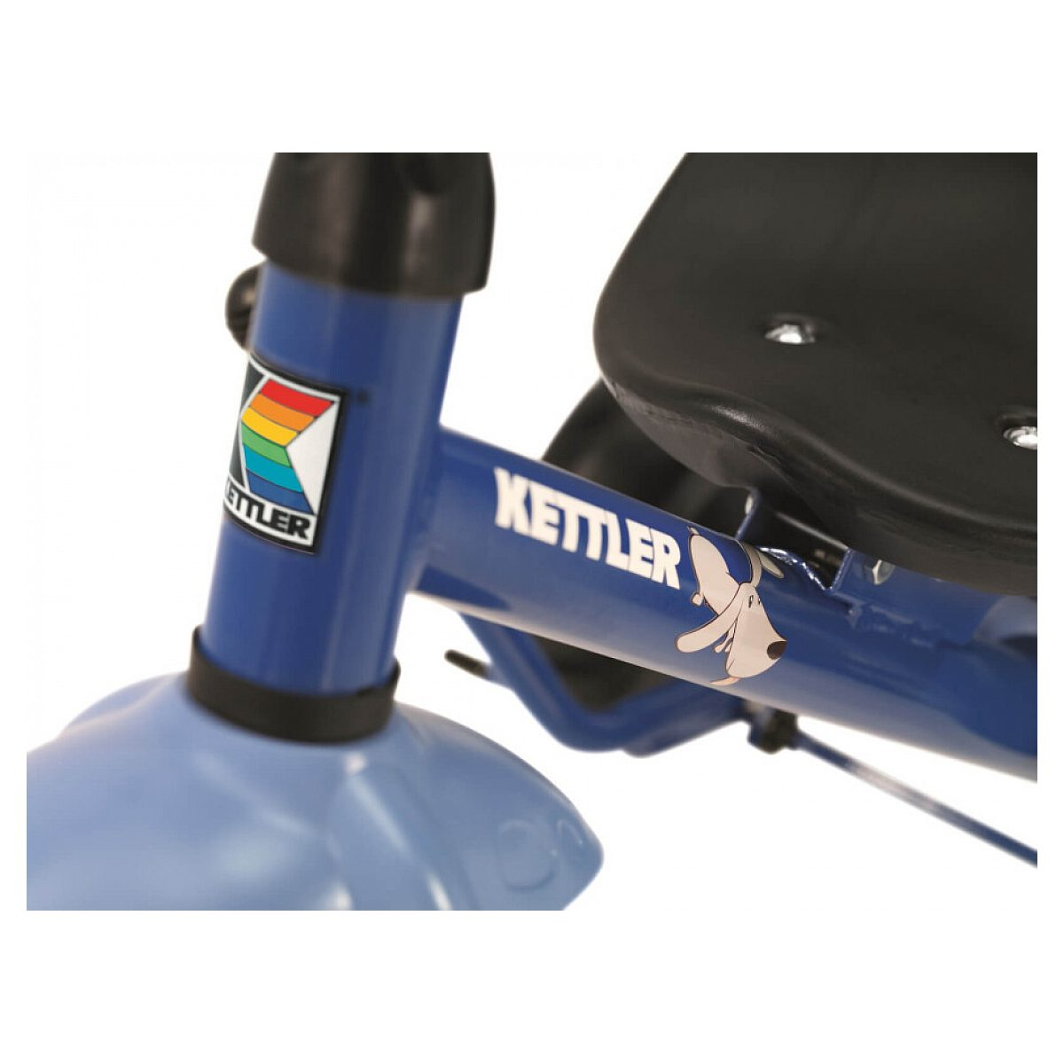 Nahaufnahme eines blauen Kinderdreirads mit Kettler-Logo und Hundemotiv.