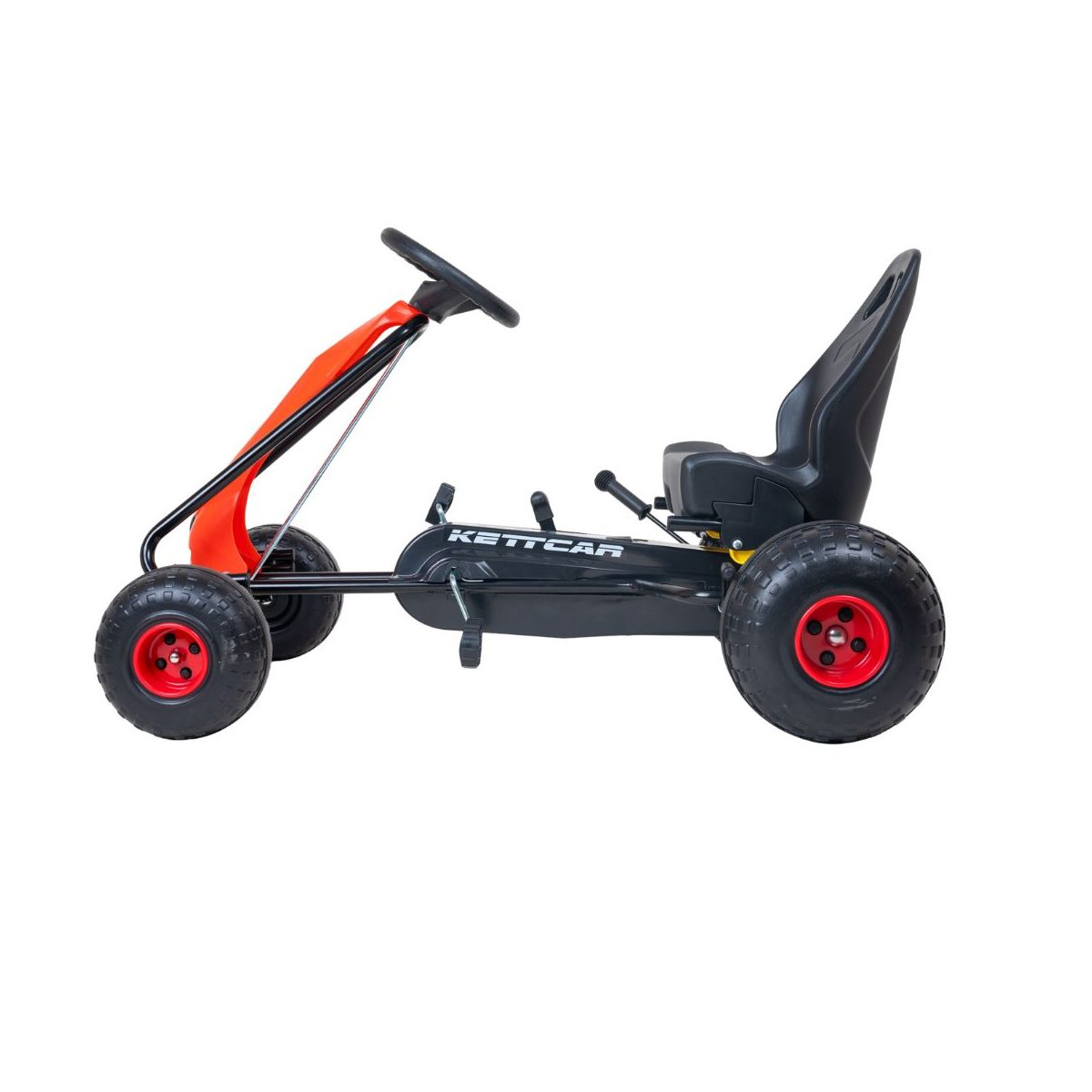 Ein schwarz-rotes Kettcar mit vier Rädern und weißer Aufschrift vor weißem Hintergrund.