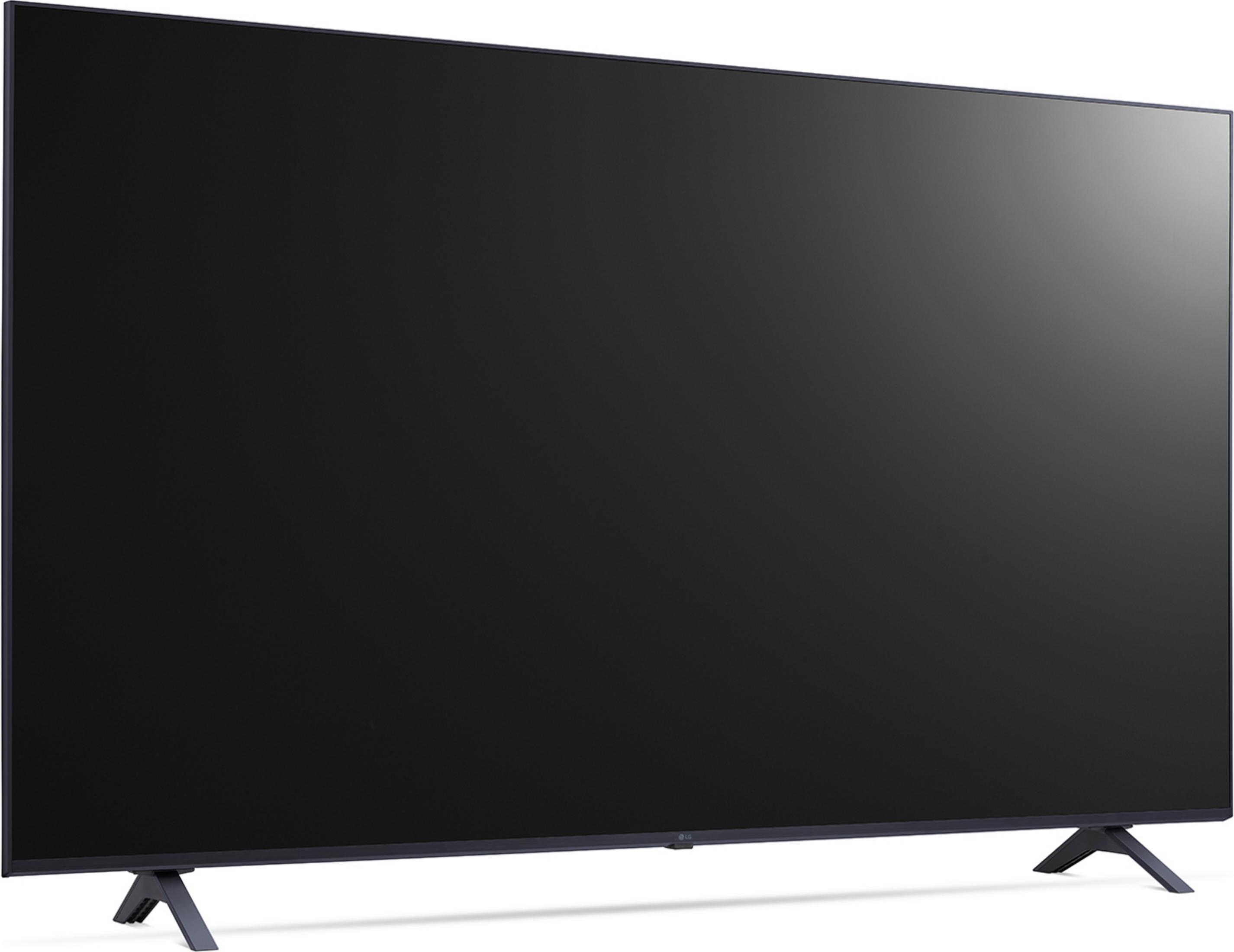 Una grande TV nera con cornice sottile su due piedini a V contro uno sfondo bianco.
