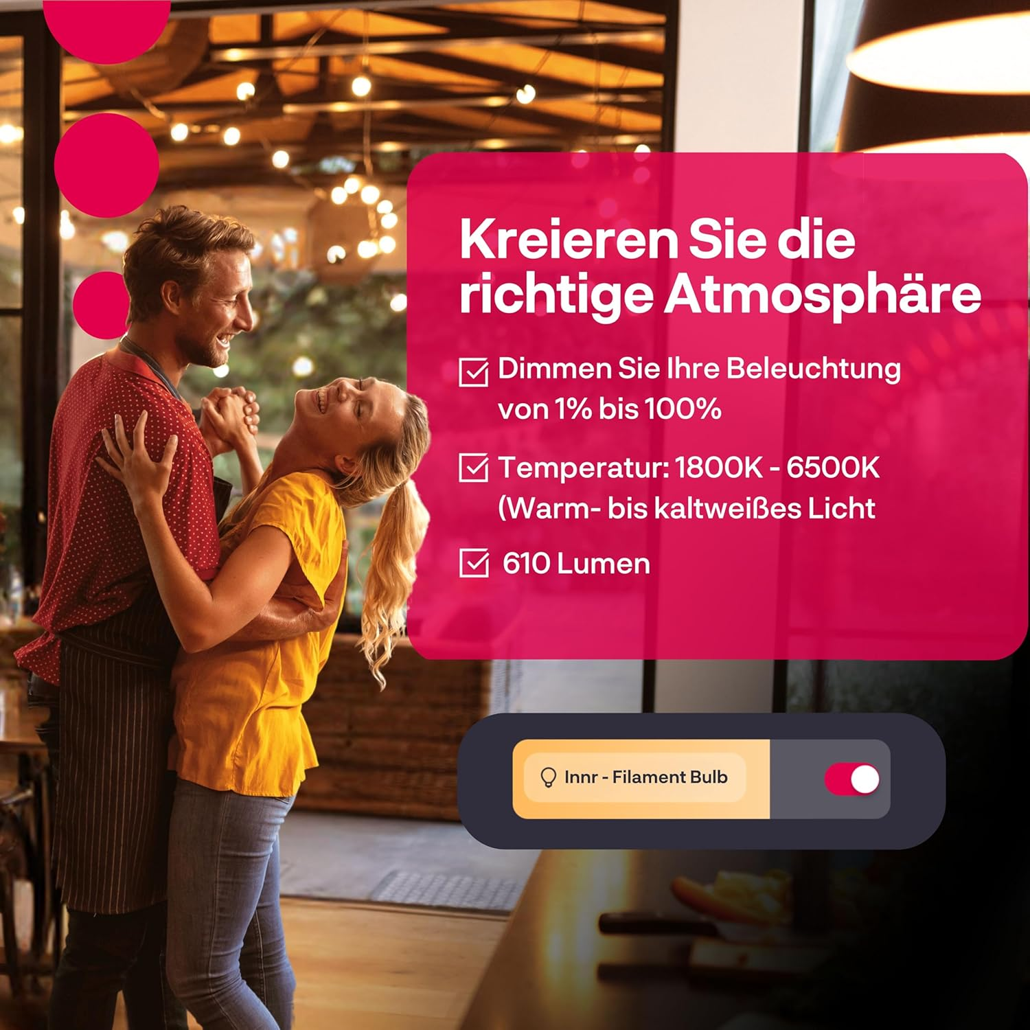 Un couple souriant danse dans une cuisine chaleureuse à côté d'un encadré de texte magenta.