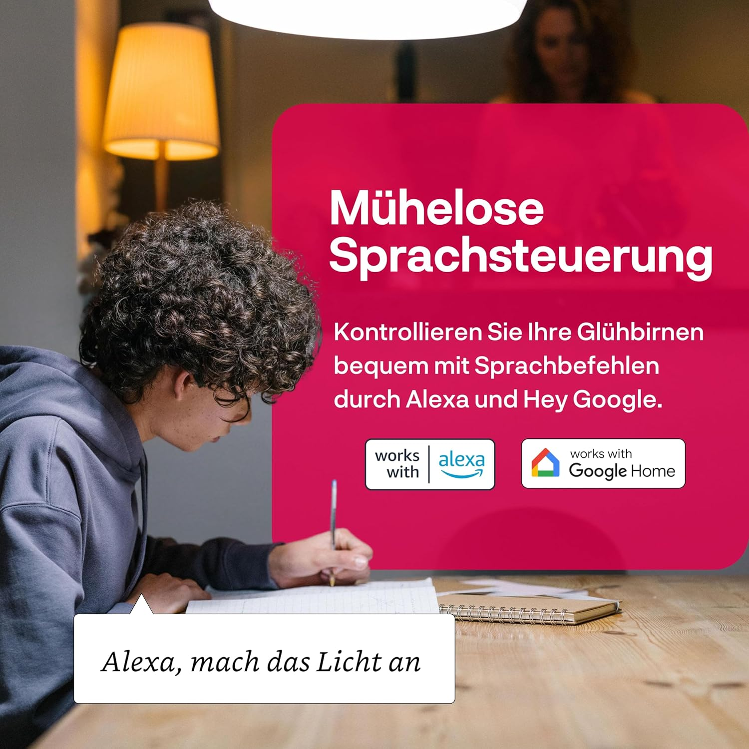 Un garçon écrit sur une table en bois, avec une lampe et un panneau publicitaire rouge en arrière-plan.