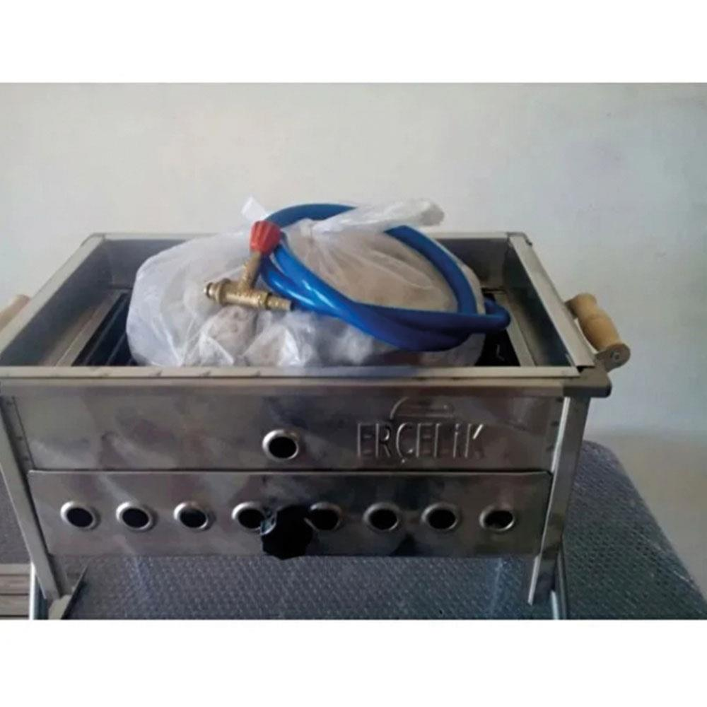 Ercelik logolu gümüş renkli metal mangal, mavi gaz hortumu ve içinde poşet.
