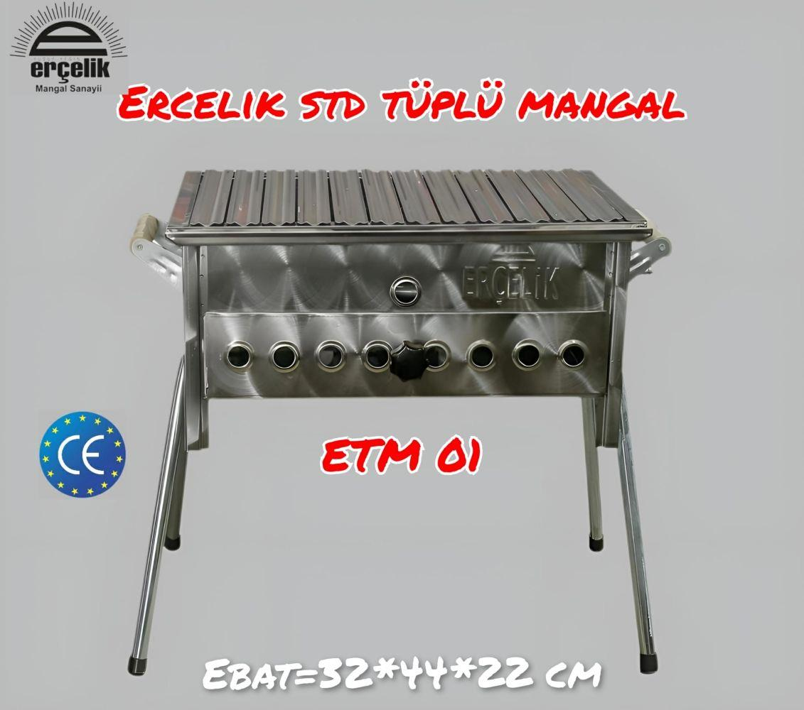Düz arka plan önünde, tırtıklı kapaklı, kontrol düğmeli ve katlanabilir ayaklı gümüş renkli Erçelik tüplü mangal ETM 01.