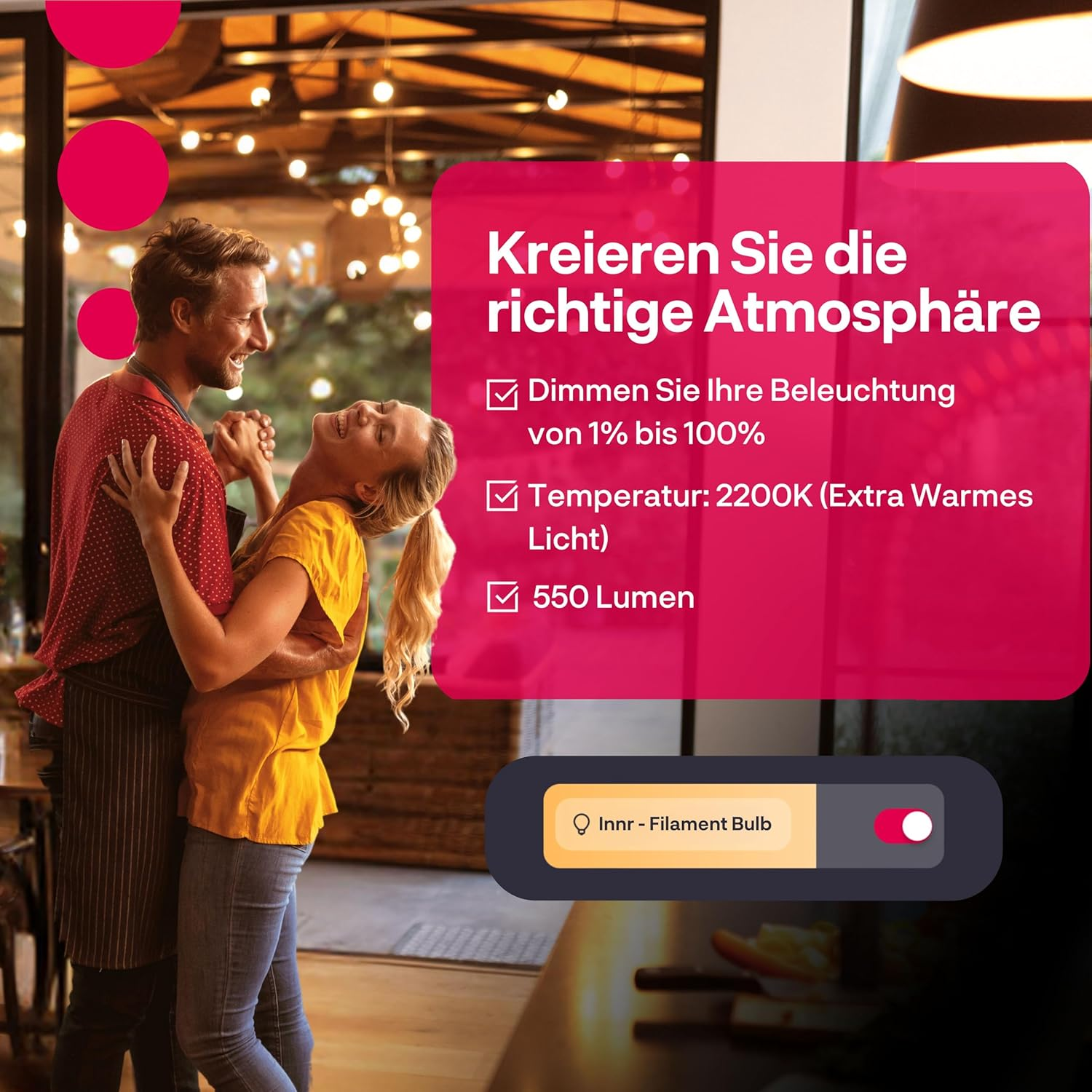 Un couple heureux danse dans une pièce chaleureusement éclairée avec des graphiques de texte allemands.