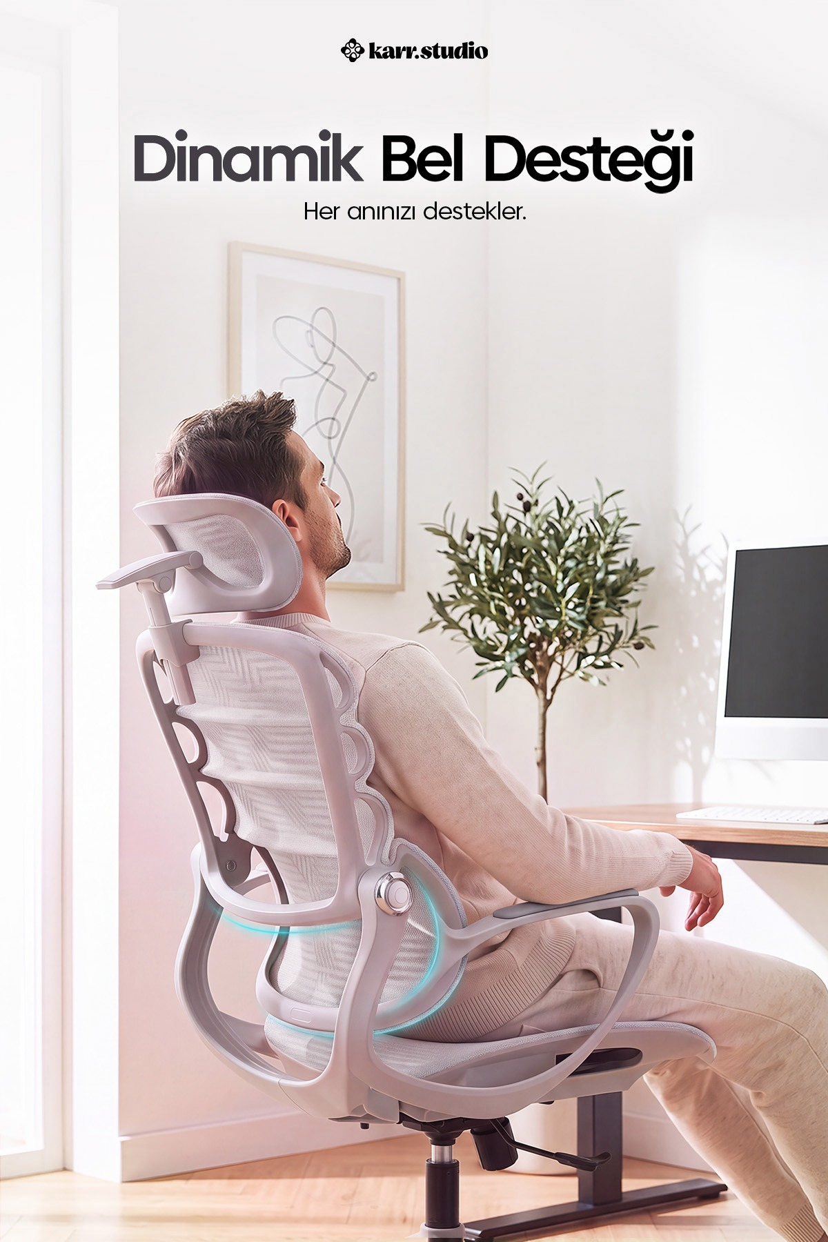 Bir adam ergonomik bir ofis koltuğunda oturuyor, bilgisayarın önünde arkaya yaslanıyor.