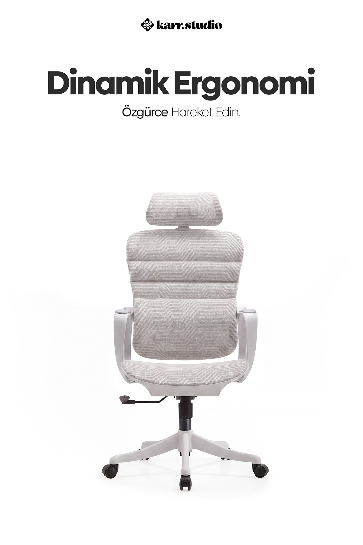 Geometrik desenli, kolçaklı ve tekerlekli, beyaz arka plan önünde duran beyaz ergonomik ofis koltuğu.