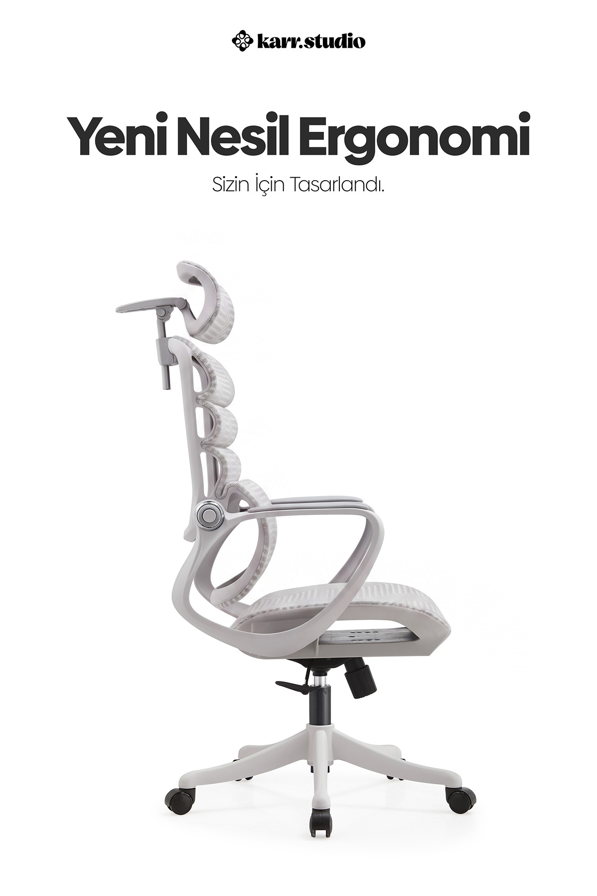 Beyaz arka plan üzerinde tekerlekli ve ayarlanabilir baş destekli, modern beyaz ve gri ergonomik ofis sandalyesinin yan görünümü.