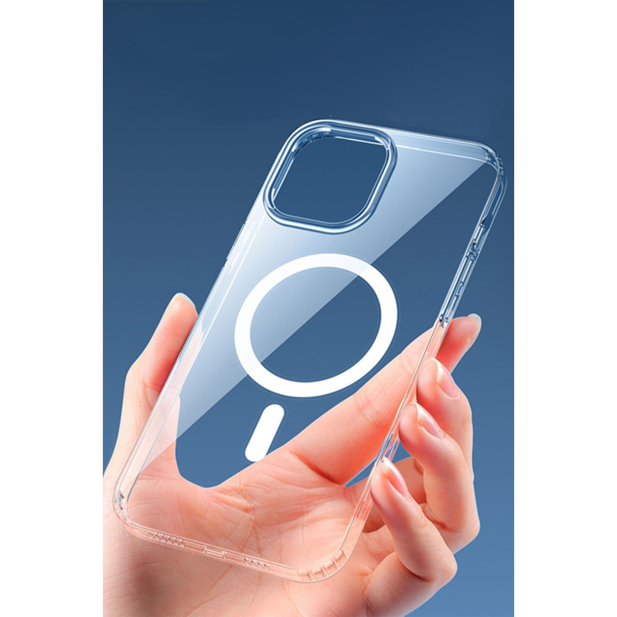 Bir el, mavi arka plan önünde arkasında beyaz halka olan şeffaf bir telefon kılıfı tutuyor.