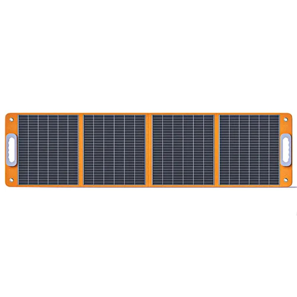 Un panel solar portátil de cuatro pliegues con marco naranja y dos asas grises sobre fondo blanco.