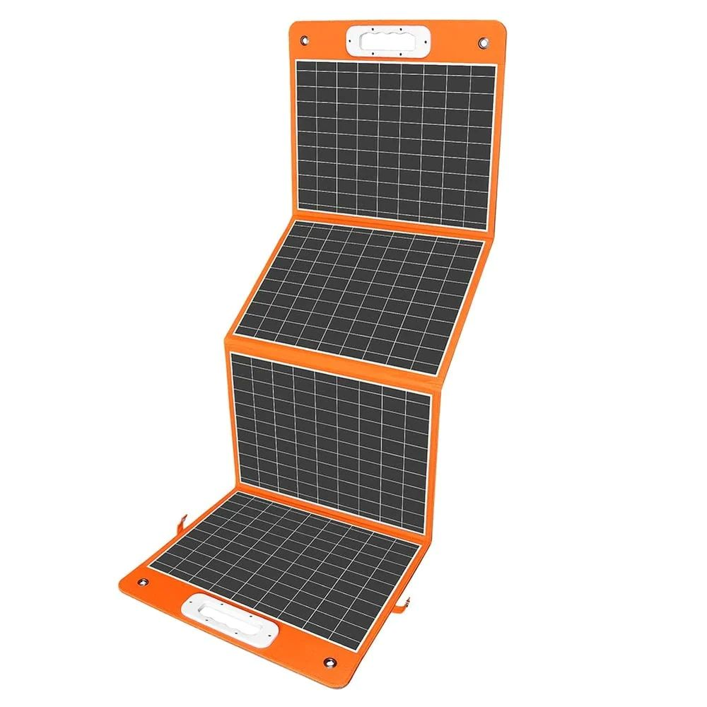 Un panel solar portátil y plegable de cuatro pliegues en color naranja brillante con celdas negras y asas blancas.