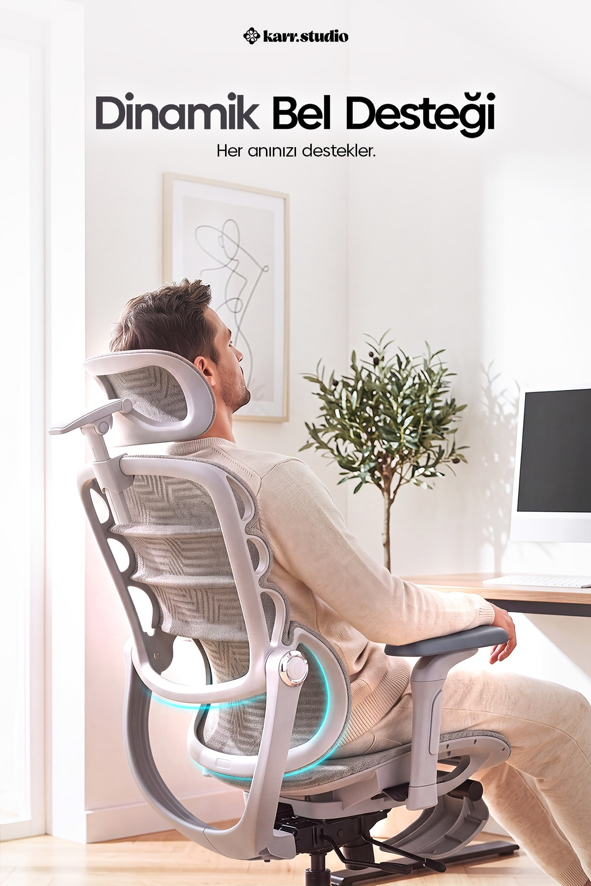 Aydınlık bir odada bel destekli ergonomik ofis koltuğunda rahatça oturan adam.