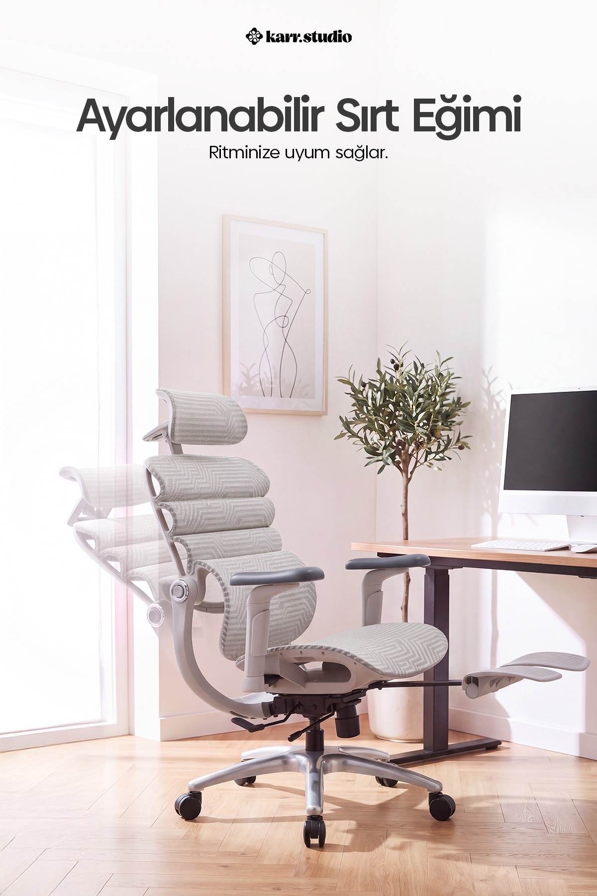 Modern bir calisma alaninda ayarlanabilir sirt dayamasi ve ayakligi olan ergonomik gri ofis koltugu.
