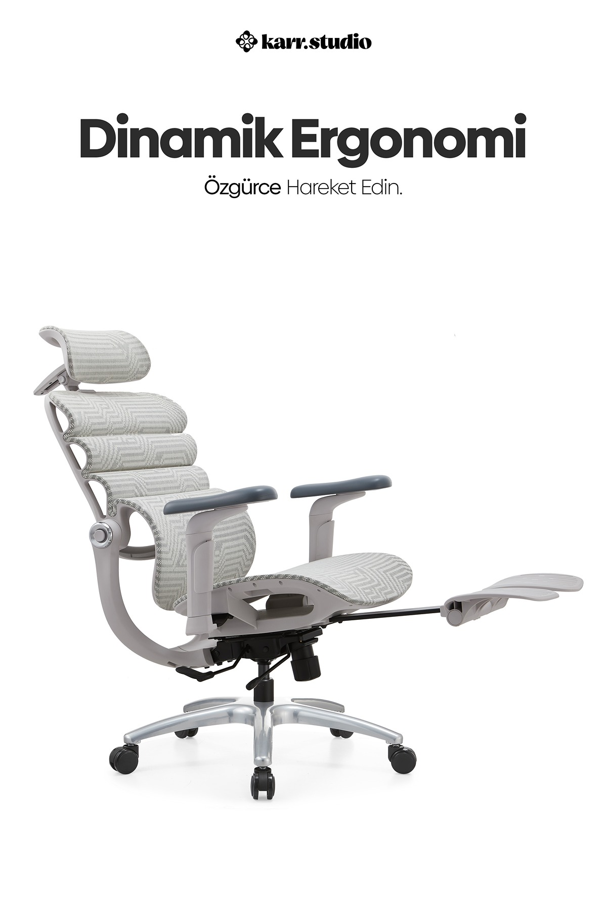Beyaz arka plan üzerinde metinli, baş desteği, kolçaklar ve ayak dayama yeri olan gri ergonomik ofis koltuğu.