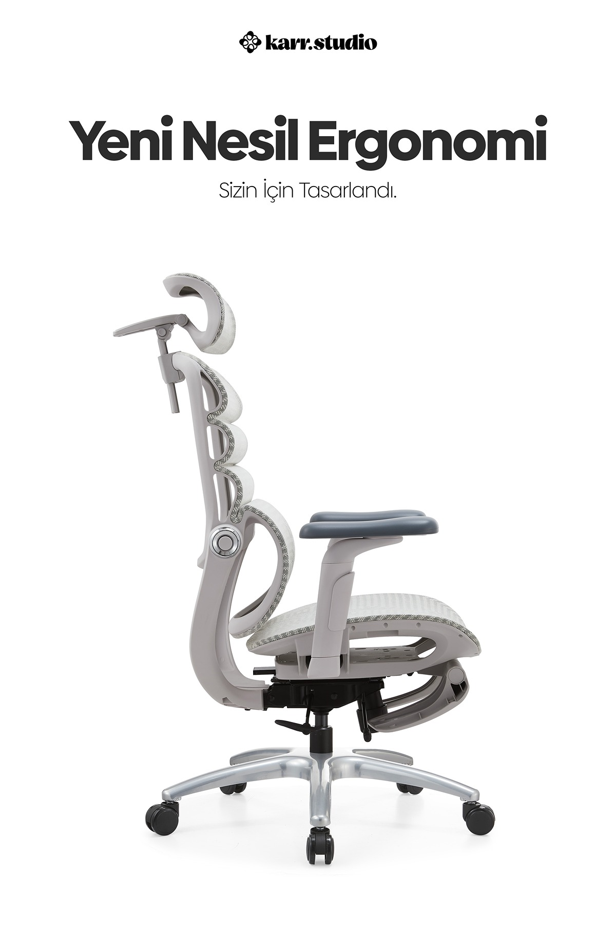 Beyaz arka plan önünde ayarlanabilir başlığa ve gri kumaş detaylara sahip ergonomik ofis sandalyesinin yan görünümü.