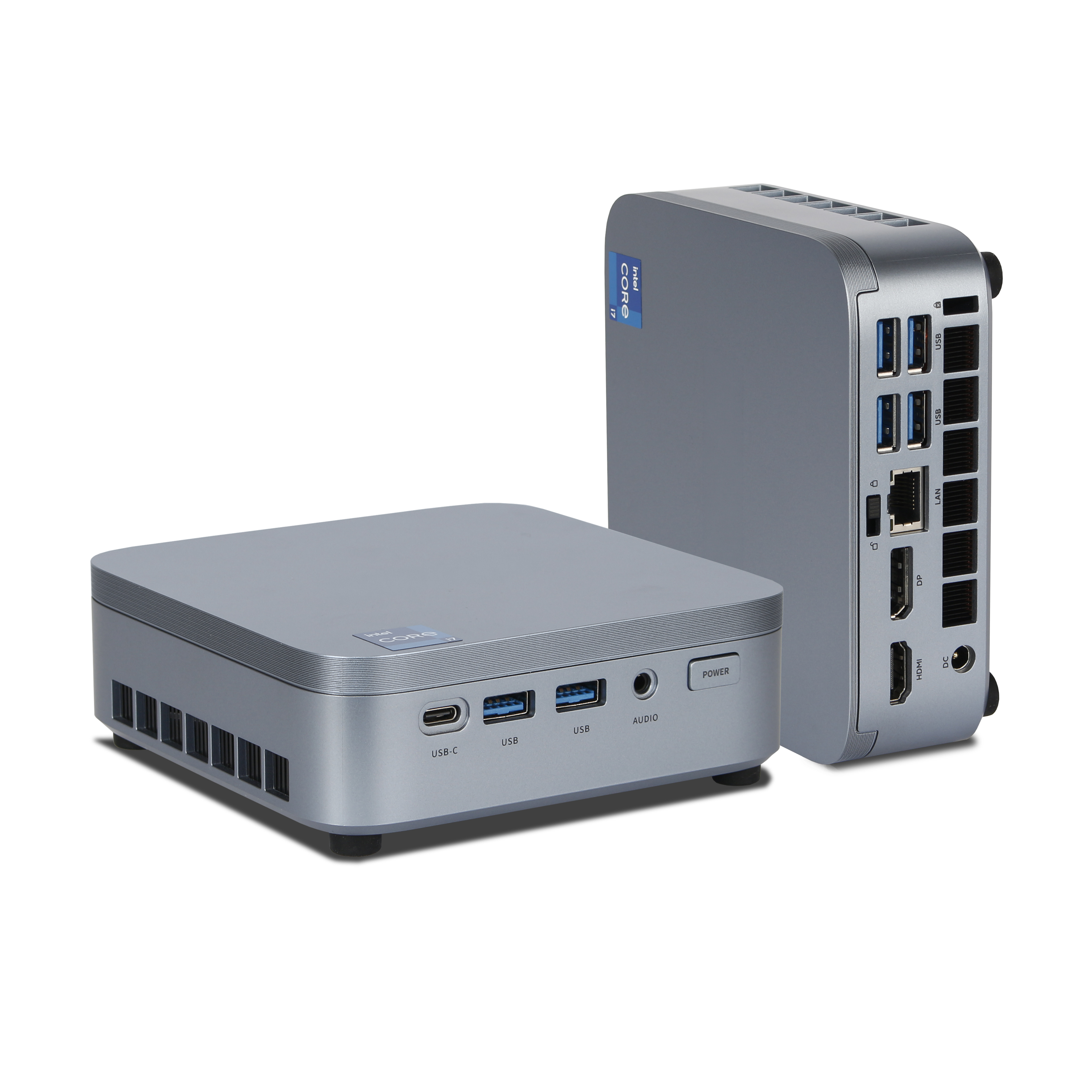 Zwei graue Mini-PCs, einer liegt flach mit Frontanschlüssen, einer steht mit Rückanschlüssen, vor weißem Hintergrund.