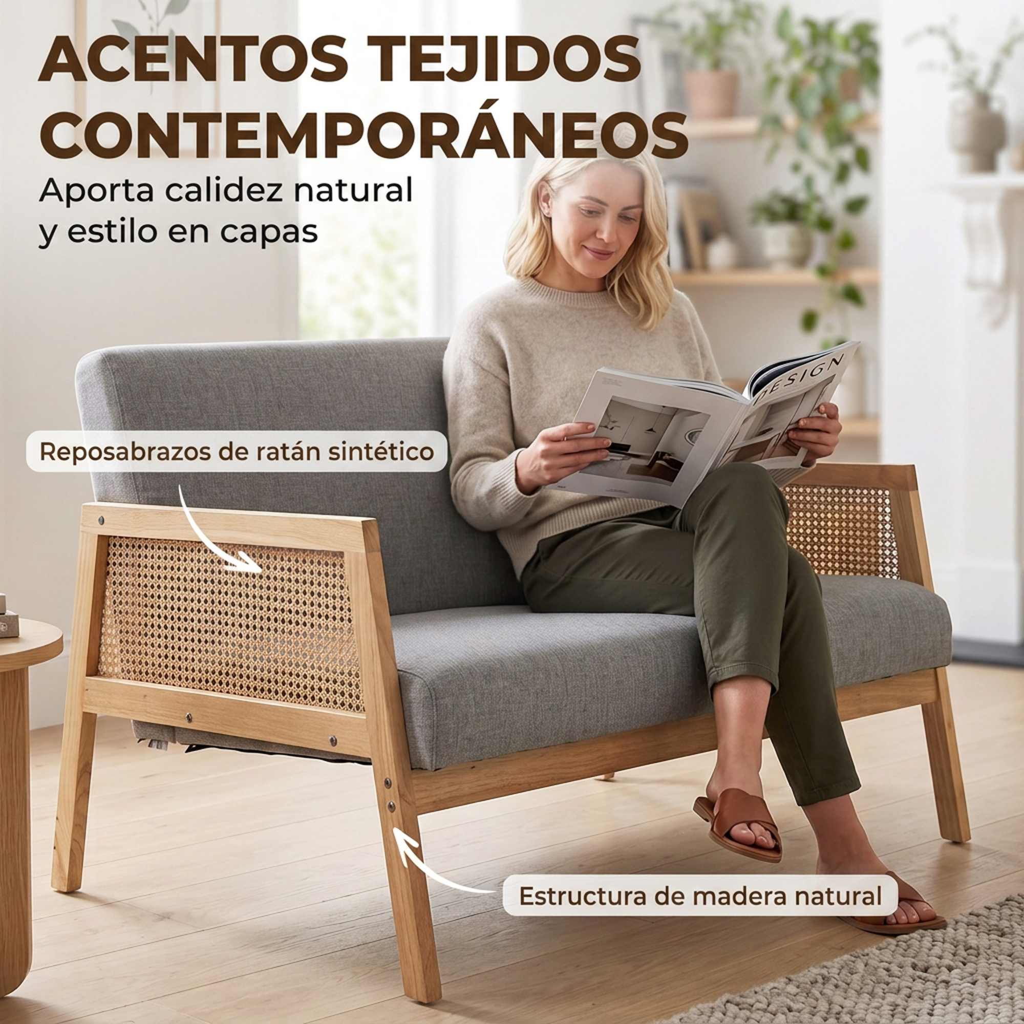 Una mujer rubia se sienta en un sofá de madera con detalles de ratán, leyendo una revista.
