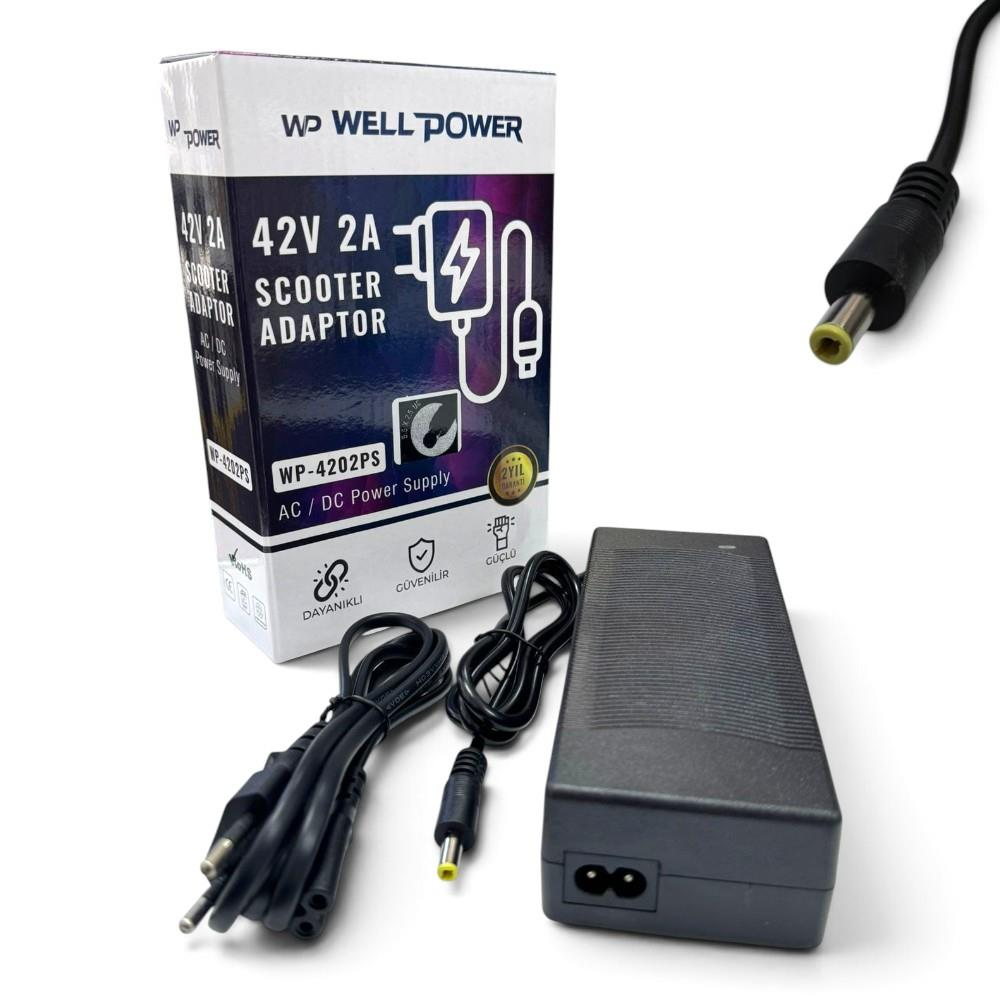 Beyaz arka planda siyah Wellpower 42V 2A scooter adaptörü, güç kaynağı ünitesi ve yuvarlak fişli kıvrık siyah kablolar.
