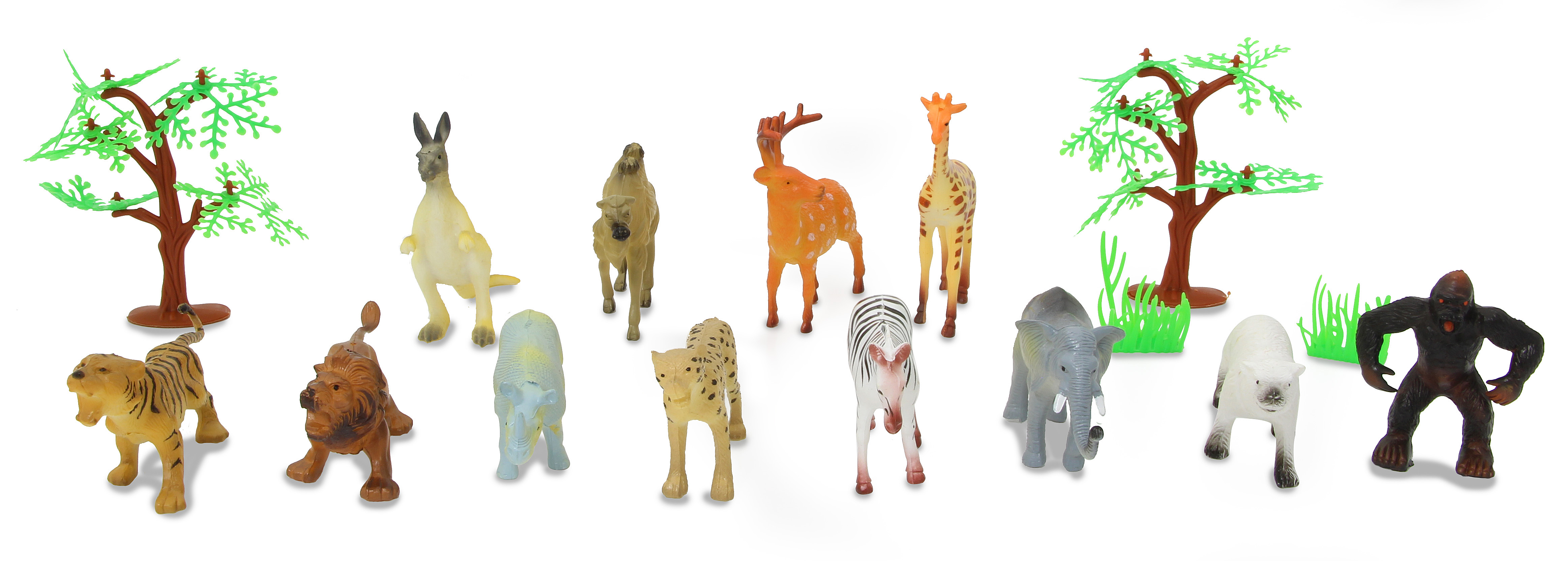 Plastikfiguren von afrikanischen Tieren und Bäumen auf weißem Hintergrund.