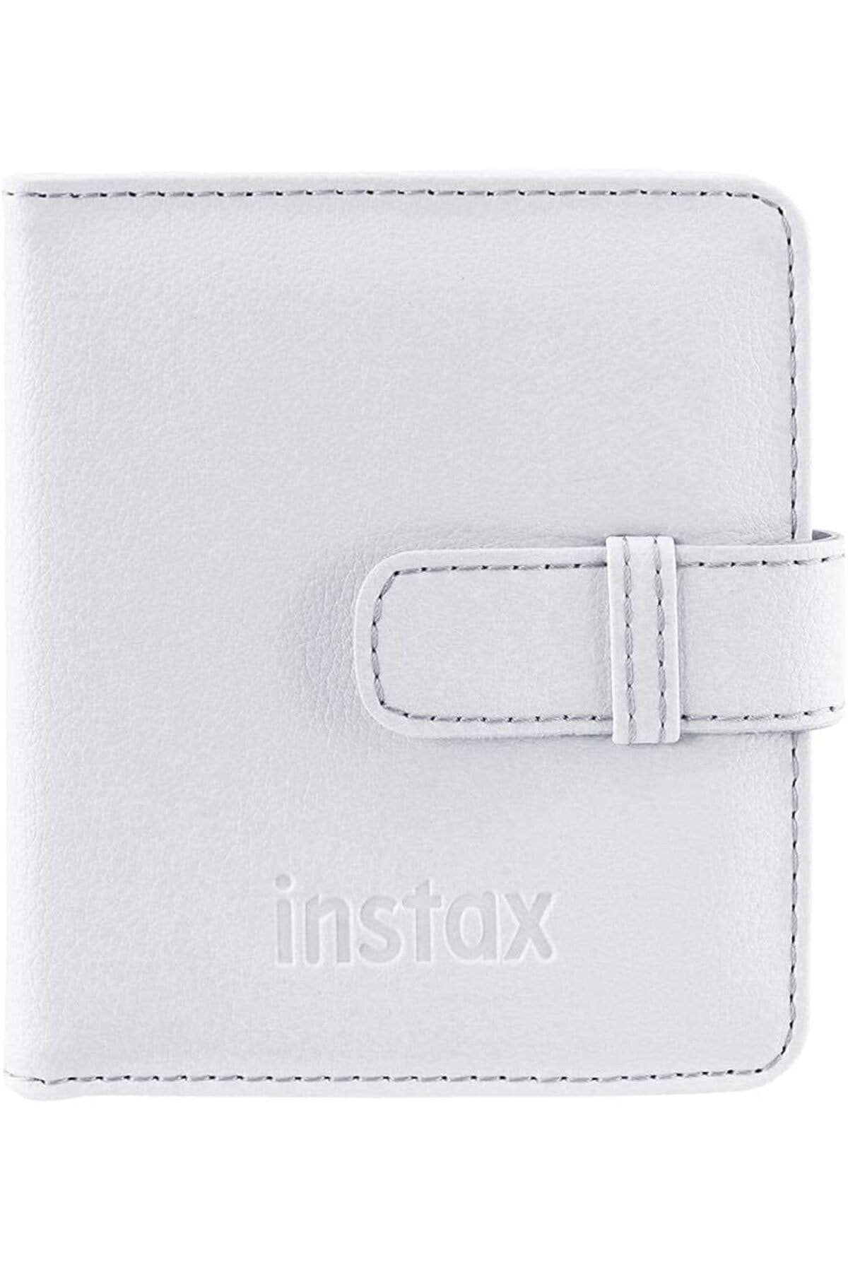 Beyaz arkaplanda çıtçıtlı kapamaya sahip kapalı beyaz bir Instax fotoğraf albümü.