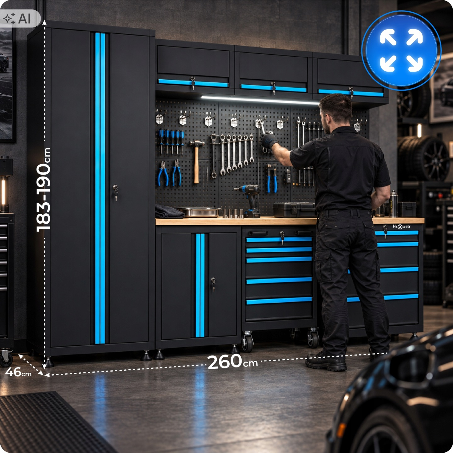 Ein Mechaniker steht in einer Werkstatt vor einer großen, schwarzen Werkbank mit blauen Akzenten und Hängeschränken.