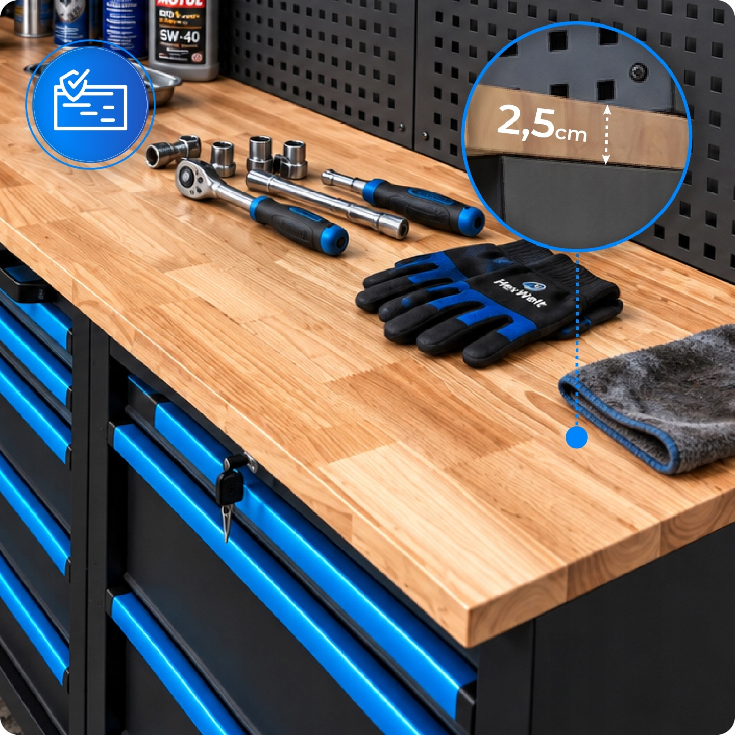 Eine Werkbank aus Holz mit Werkzeugen, blau-schwarzen Handschuhen und einer 2,5-cm-Dickenmarkierung.