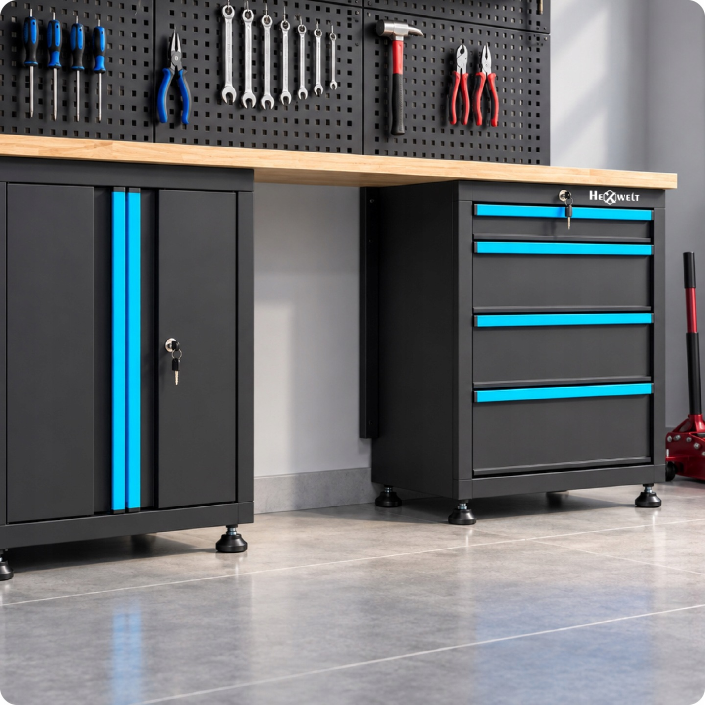 Schwarze Werkbank mit blauen Akzenten, Werkzeugwänden und hängenden Werkzeugen in einer Werkstatt.