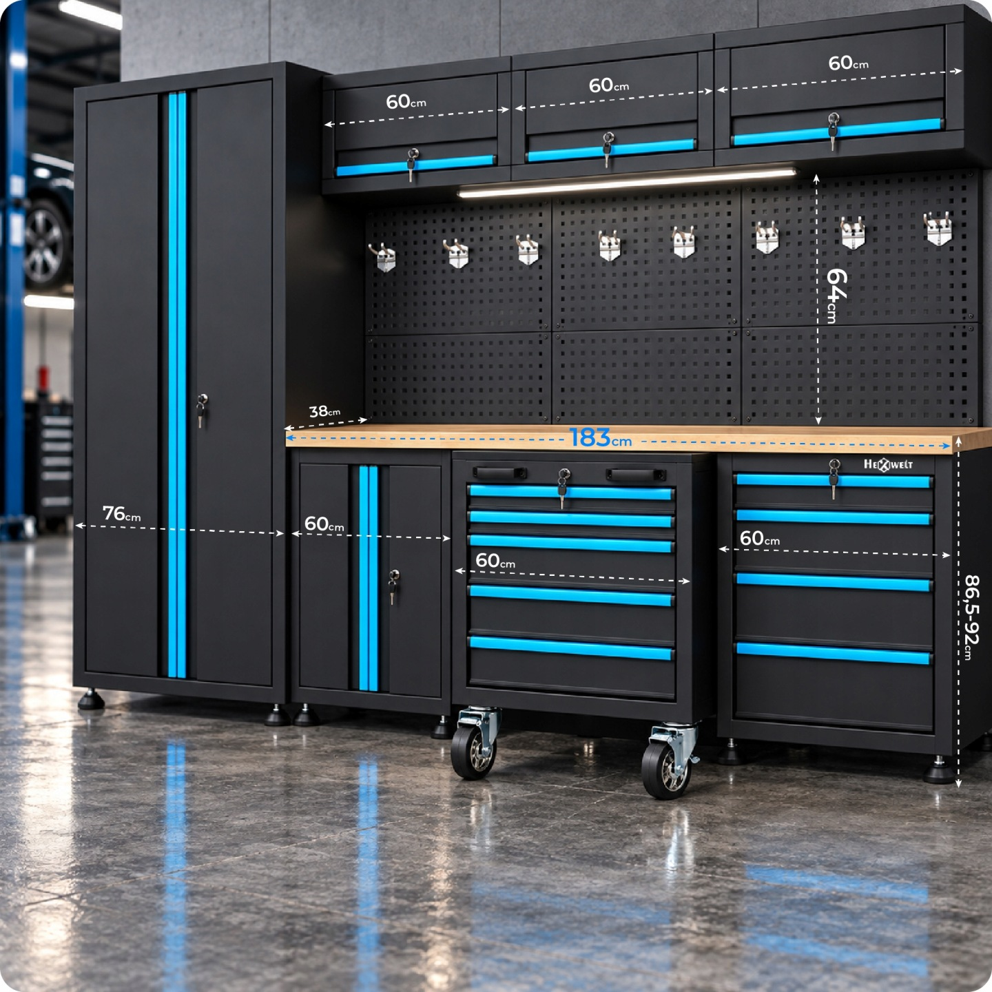 Schwarze Werkstatt-Schrankwand mit blauen Akzenten und Maßangaben in einem Raum.