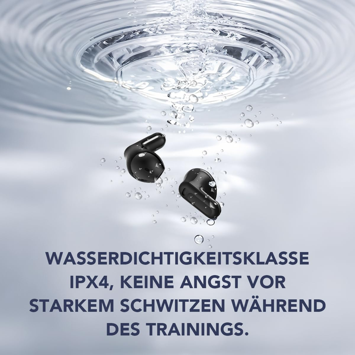 Zwei schwarze Ohrhörer tauchen in klares Wasser unter Ringen und Luftblasen. Text unten auf Deutsch.