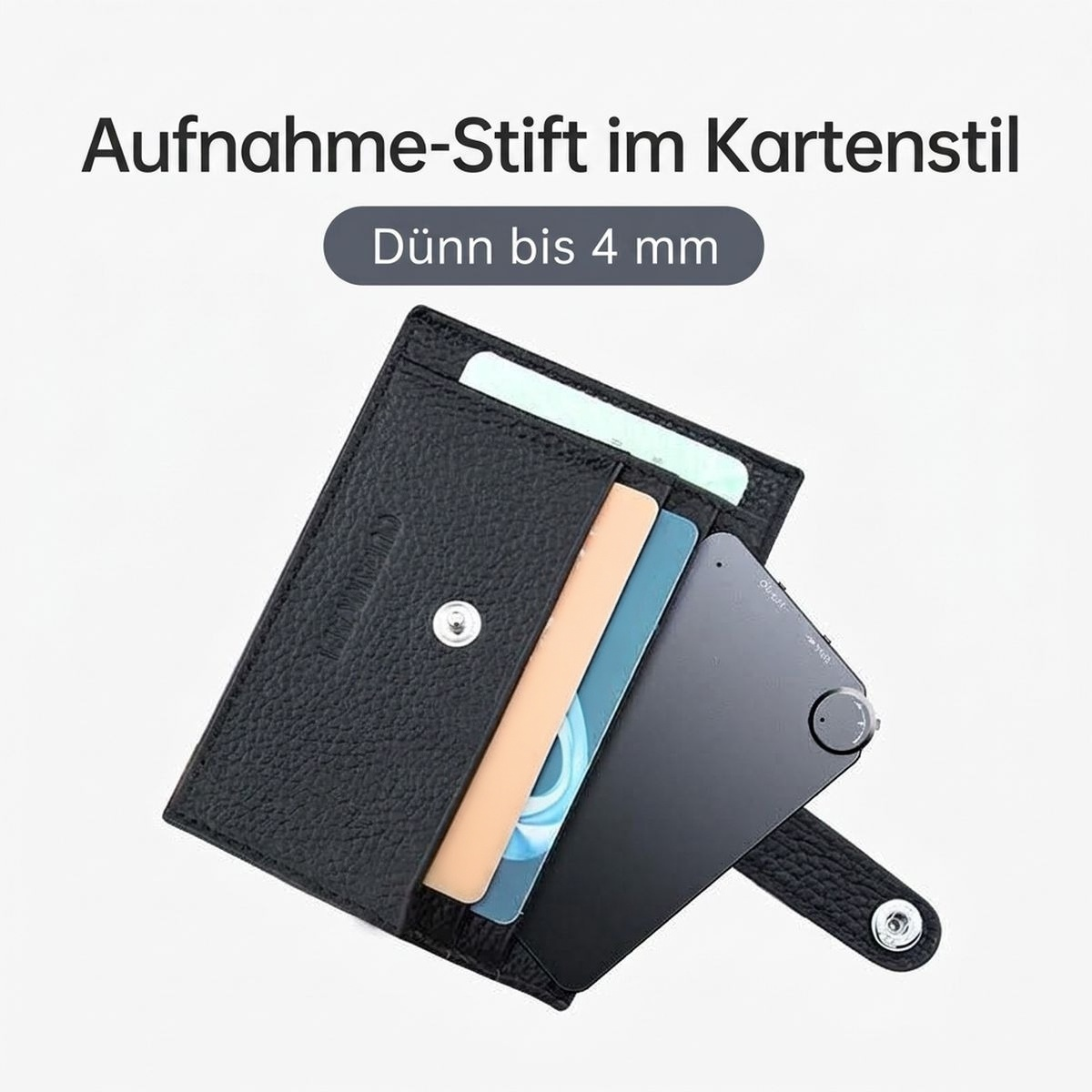 Ein schlankes schwarzes Kartenetui mit Karten und einem Stift im Kartenstil auf hellem Hintergrund.