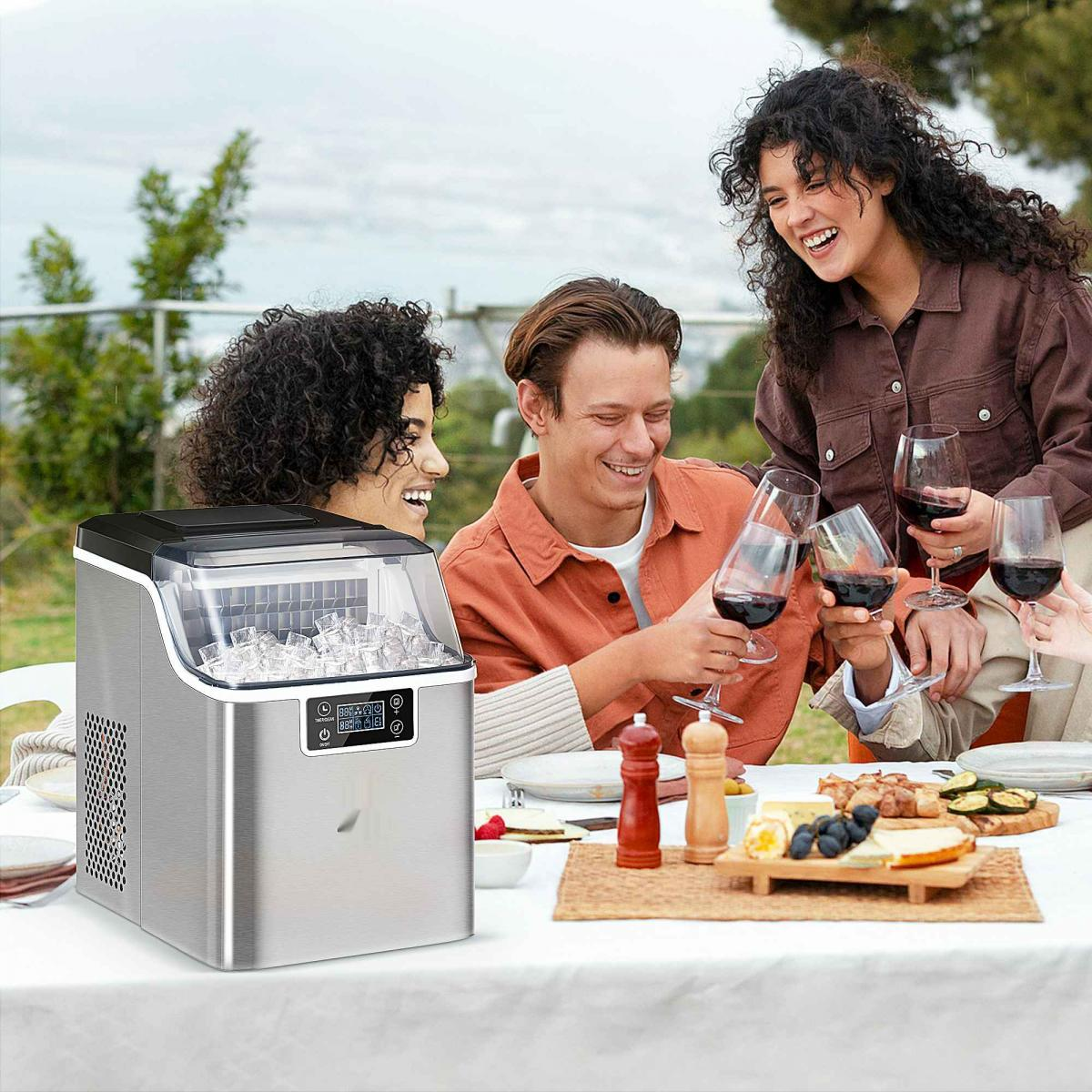 Freunde stoßen an einem Tisch mit Essen und einer Eismaschine im Freien an.