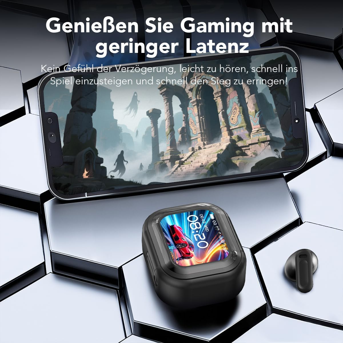 Ein Smartphone mit Gaming-Szene, ein schwarzes Ladecase mit Bildschirm und ein Ohrhörer auf metallischem Untergrund.