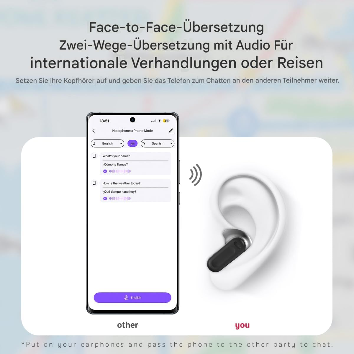 Smartphone mit Übersetzungs-App und Ohrhörer im Ohr für Zwei-Wege-Gespräche.