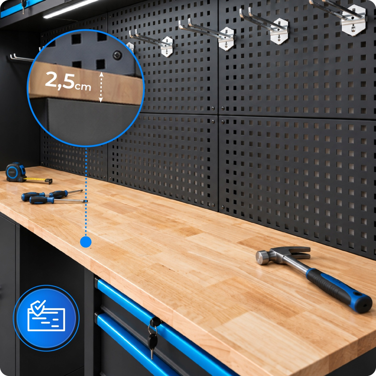 Werkbank aus Holz mit schwarzer Lochwand, Hammer und blauen Werkzeugen. Ein Kreis zeigt 2,5cm Dicke.