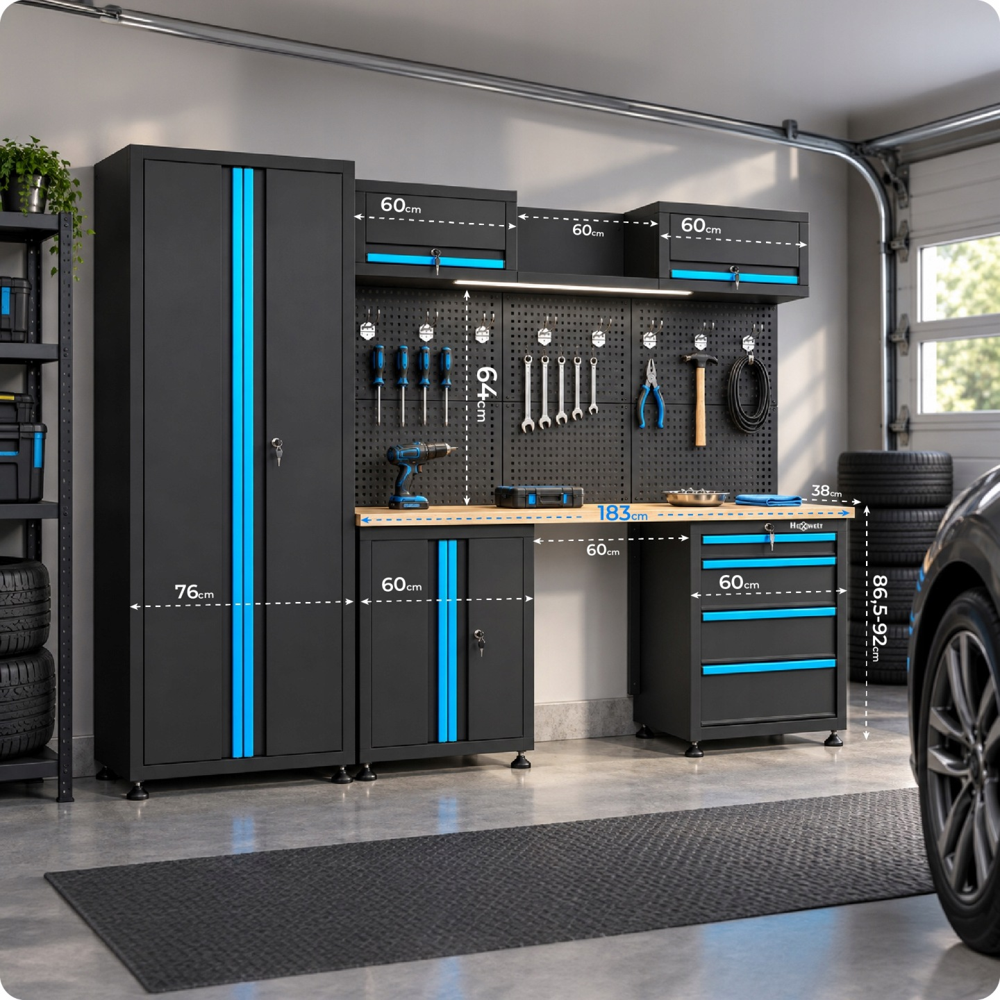 Eine schwarze Garagenwerkbank mit blauen Akzenten, Werkstattschränken und Lochwänden.