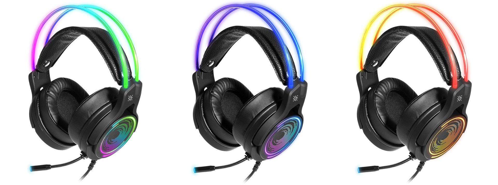 Tre cuffie da gaming nere con illuminazione RGB colorata su archetto e padiglioni, e un microfono, su sfondo bianco.