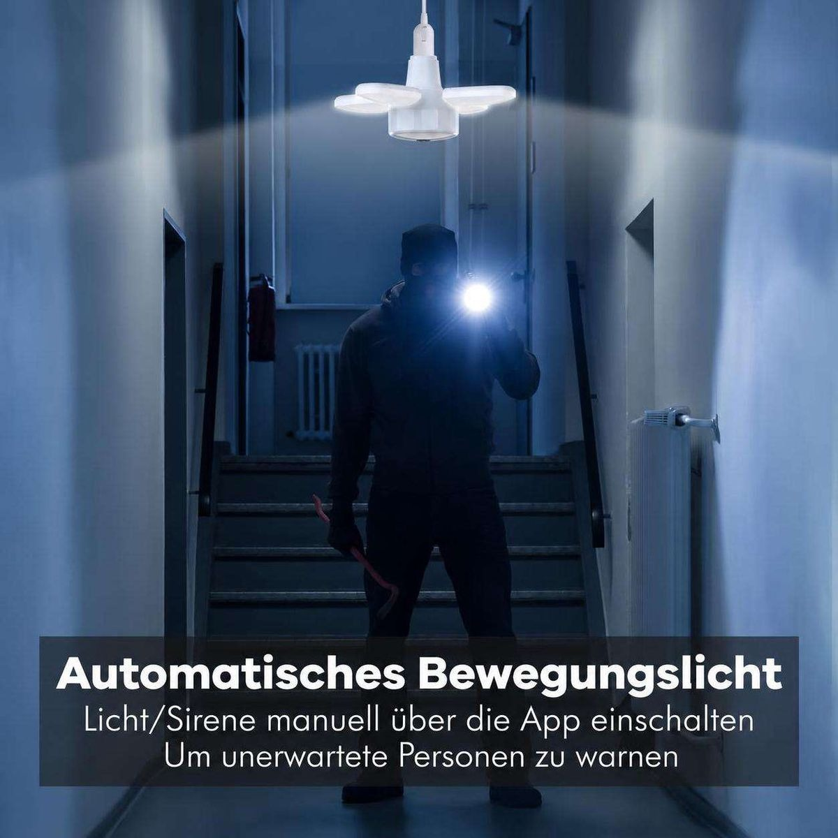 Ein beleuchteter Flur mit einer Deckenlampe, die einen Einbrecher im Dunkeln erfasst.